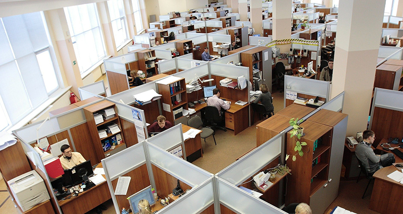 En stor arbetsplats kräver många golvskärmar för bra arbetsklimat