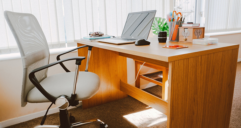 En ergonomisk kontorsstol med hjul ger bra flexibilitet på kontoret