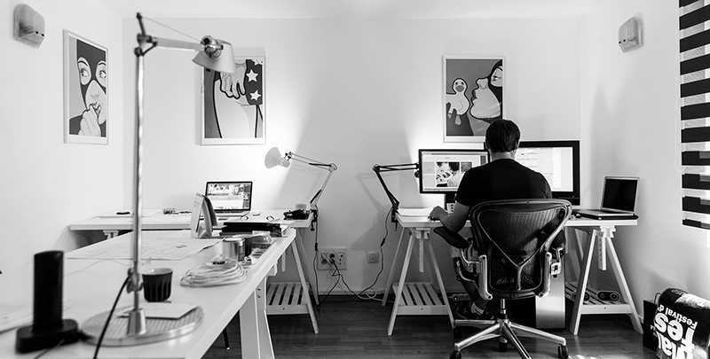 Olika skrivbord på en trendig och modern arbetsplats