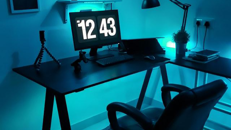 Ett skrivbord med 4 ben för arbetsplatsen i modern design