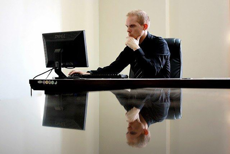 En ergonomisk kontorsstol förbättrar arbetsmiljön samt minskar risk för värk