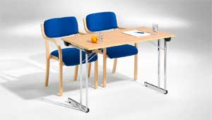 Flexibelt konferensbord med två blåa konferensstolar