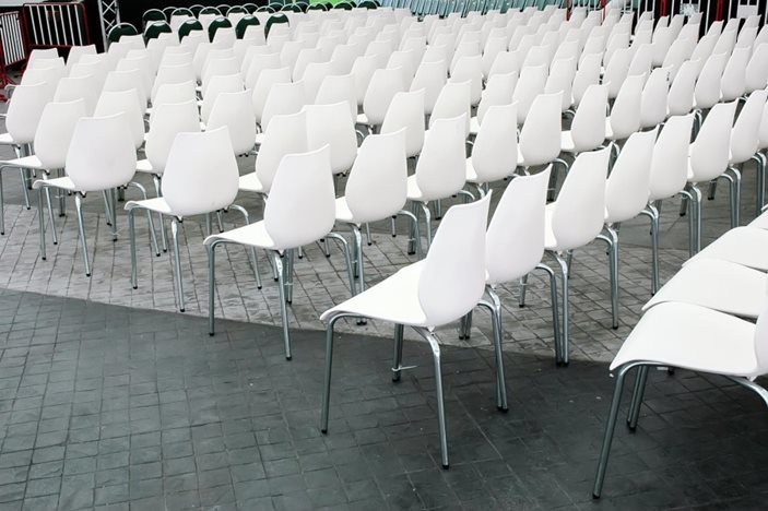 Stapelbara stolar eller fällbara, vad passar bäst i konferensrummet?